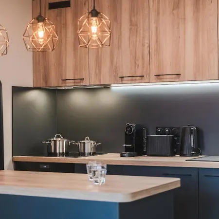 7p Flat With Balcony & Parking